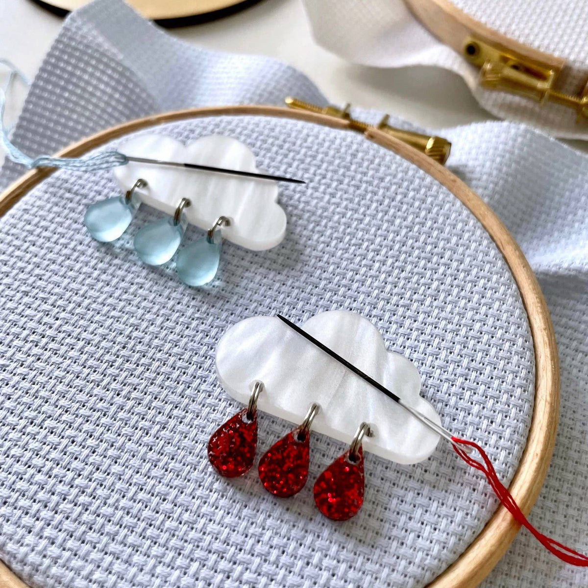 Cloud Magnetic Needleminder: Frosted blue raindrops